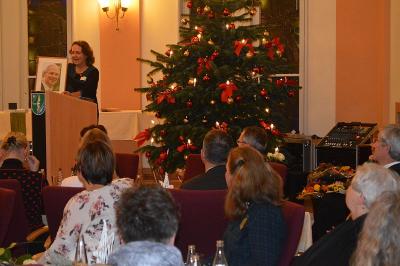Pfarrerin Gisela Dittmer w&uuml;rdigte das au&szlig;erordentliche ehrenamtliche Engagement &uuml;ber Jahrzehnte hinweg von J&ouml;rg Kuntze f&uuml;r die Evangelische Kirchengemeinde Falkensee-Seegefeld. Leider verstarb J&ouml;rg Kuntze im Nominierungszeitraum. Seine Ehefrau Christa brachte ein Bild zur Auszeichnungsveranstaltung mit.    (Bild vergr&ouml;&szlig;ern)