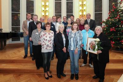 Gruppenbild aller Nominierten und Preistr&auml;gerinnen.   (Bild vergr&ouml;&szlig;ern)