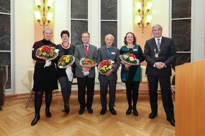 Die Qual der Wahl hatte die Jury - B&uuml;rgermeister Heiko M&uuml;ller bedankte sich mit einem Blumenstrau&szlig;.   (Bild vergr&ouml;&szlig;ern)
