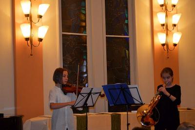 Tabea Weiche (l.) spielte Violine, Merle Kunhenn Horn.   (Bild vergr&ouml;&szlig;ern)