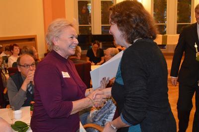 Rosemarie Skauradszun wurde f&uuml;r ihr ehrenamtliches Engagement im F&ouml;rderverein der Stadtbibliothek und f&uuml;r die Betreuung der Bibliothek der Oberschule Falkensee vorgeschlagen. Sie hat stets ein offenes Ohr und unterst&uuml;tzt die Sch&uuml;lerinnen und Sch&uuml;ler bei der Steigerung ihrer Lesekompetenz.  (Bild vergr&ouml;&szlig;ern)