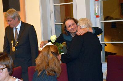 Pfarrerin Gisela Dittmer nahm Christa Kuntze herzlich in die Arme.   (Bild vergr&ouml;&szlig;ern)