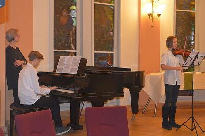 Musikalisch wurde die Verleihung von der Musik- und Kunstschule Havelland mit Justus F&uuml;hrlich am Klavier sowie Tabea Weiche und Merle Kunhenn untermalt   (Bild vergr&ouml;&szlig;ern)