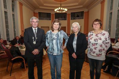 B&uuml;rgermeister Heiko M&uuml;ller und die B&uuml;rgerpreistr&auml;gerinnen 2018 Ute Jahnke, Uta-Gerwisa Gerhardt und Martina Sattler (v.l.). Ebenfalls mit dem B&uuml;rgerpreis 2018 wurden Silke Boll und Heiko Hackbarth (beide waren verhindert) ausgezeichnet.   (Bild vergr&ouml;&szlig;ern)