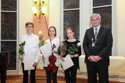 Justus F&uuml;hrlich (Klavier), Tabea Weiche (Violine) und Merle Kunhenn (Horn) von der Musik- und Kunstschule Havelland   (Bild vergr&ouml;&szlig;ern)