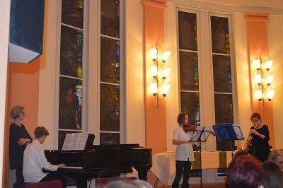 Mit dem St&uuml;ck Tanz der Kom&ouml;dianten von Bedrich Smetana er&ouml;ffnete das Trio der Musik- und Kunstschule den Abend.  (Bild vergr&ouml;&szlig;ern)