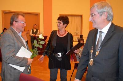 Gabriele Helbig und B&uuml;rgermeister Heiko M&uuml;ller gratulieren zur Nominierung.   (Bild vergr&ouml;&szlig;ern)