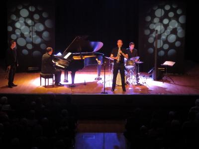 Foto des Albums: 20 Jahre Echoes of Swing: „TRAVELIN‘ – Celebrating 20 Years on Tour“