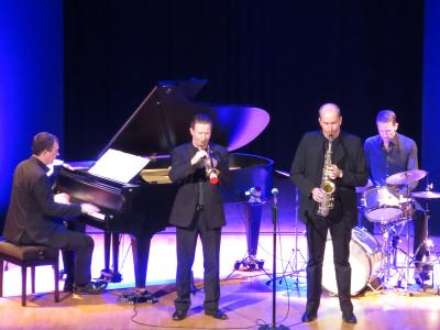 Foto des Albums: 20 Jahre Echoes of Swing: „TRAVELIN‘ – Celebrating 20 Years on Tour“