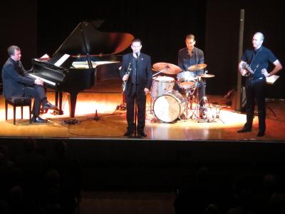Foto des Albums: 20 Jahre Echoes of Swing: „TRAVELIN‘ – Celebrating 20 Years on Tour“