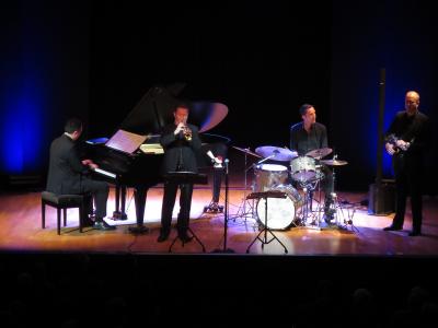Foto des Albums: 20 Jahre Echoes of Swing: „TRAVELIN‘ – Celebrating 20 Years on Tour“