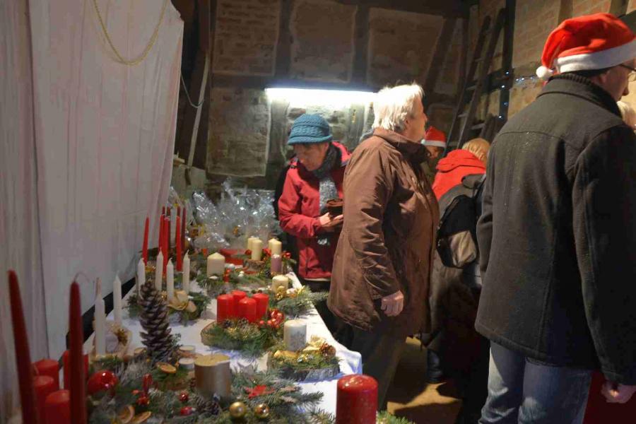 Bild: In der Scheune werden Adventgestecke und Weihnachtsdeko verkauft.