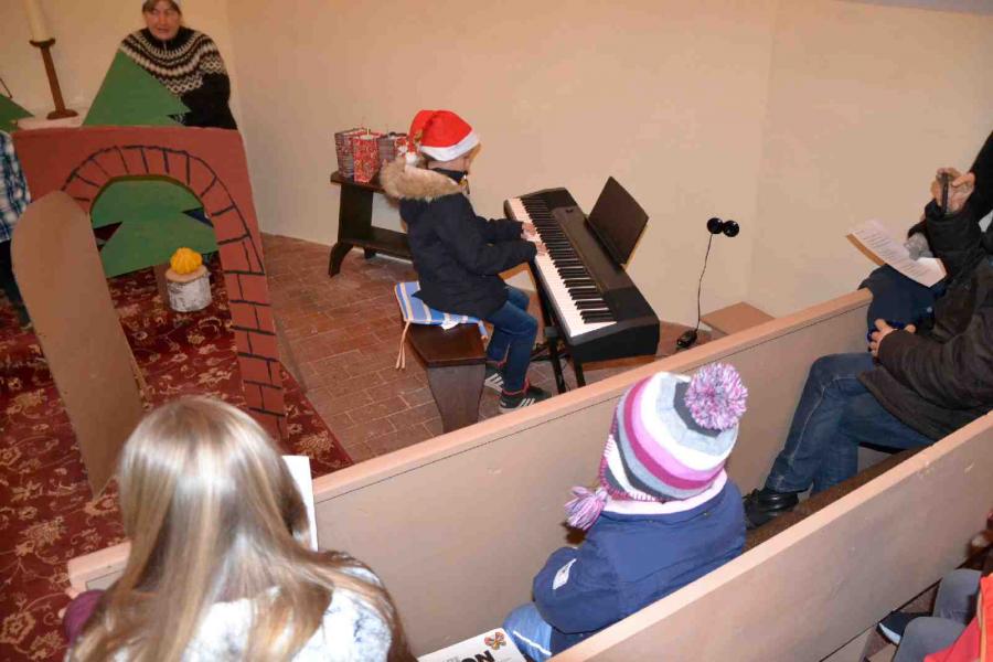 Bild: Liliana, Musikschülerin spielt im Betsaal Weihnachtslieder