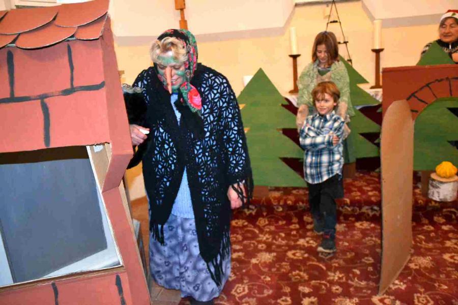 Bild: Hänsel und Gretel mit der Hexe
