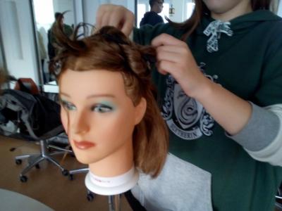 Das genaue Abteilen der Haare ist sehr wichtig. 