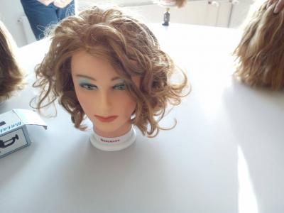 Die Lockenwickler sind wieder aus dem Haar. 