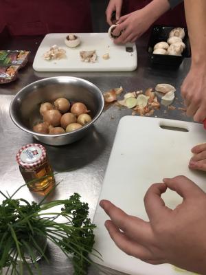 Champignons und Zwiebeln werden vorbereitet 