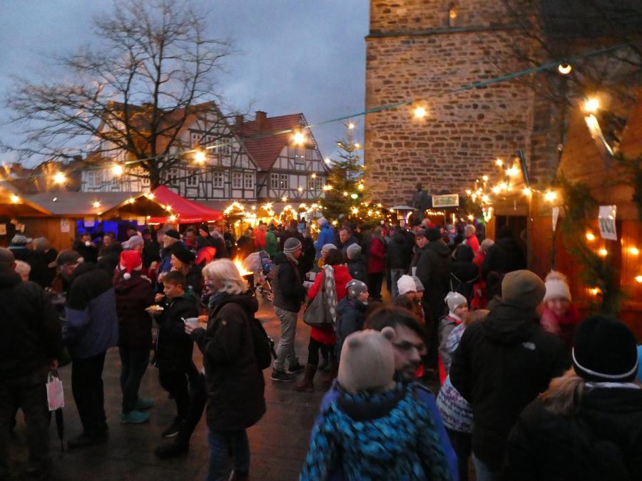 Bild: Blick auf das Weihnachtsmarktgeschehen