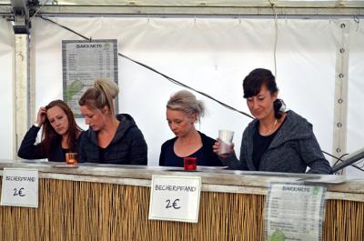 Flei&szlig;ige Helferinnen an der Bar. 