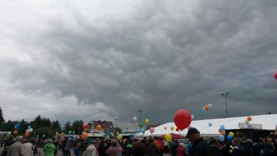 Kinder senden Gr&uuml;&szlig;e in die Welt mit ihren bunten Luftballons. 