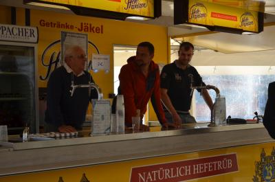 Ausdauernde Helfer im Getr&auml;nkewagen. 