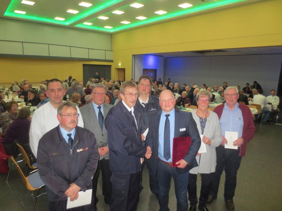 Bild: v.l.: Marco Neumann, Thomas Möhle, Stadtverordnetenvorsteher Werner Desel, Rainer Tölle, Andreas Lange, Bürgermeister Jörg Schützeberg, Marianne Heinemann, Heinrich Heinemann