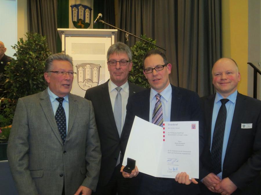 Bild: v.l.: Stadtverordnetenvorsteher Werner Desel, Kreistagsvorsitzender Andreas Güttler, Dennis Krausgrill, Bürgermeister Jörg Schützeberg