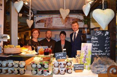 OSL-Landrat Siegurd Heinze (re.) besuchte gemeinsam mit Wirtschaftsf&ouml;rderin B&auml;rbel Weihmann (2.v.r.)  am Brandenburg-Tag den Landkreis-Stand. Katja und Henry Kling (v.l.) vom Caf&eacute; und Cateringservice &bdquo;Lavendel, Gl&uuml;ck & Landgenuss&ldquo; aus Schwarzheide stellten an diesem Tag ihre Produkte vor. Foto: MLUL Brandenburg  (Bild vergr&ouml;&szlig;ern)