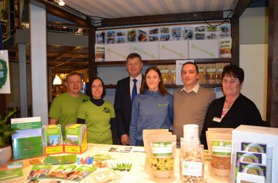Am vergangenen Sonntag stellten sich &bdquo;Erlebnis Camping Lausitz&ldquo; aus Ortrand und &bdquo;BioCornflakeBox&ldquo; aus Senftenberg den Besuchern am Stand des Landkreises vor. Matthias Dobrzynski  (2.v.r.) von &bdquo;BioCornflakeBox&ldquo; wird sich auch am kommenden Wochenende mit seinen Produkten dort pr&auml;sentieren. Foto: Landkreis OSL  (Bild vergr&ouml;&szlig;ern)