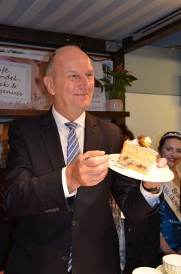 Ministerpr&auml;sident Dietmar Woidke lie&szlig; sich ein St&uuml;ck Torte von Katja und Henry Kling (&bdquo;Lavendel, Gl&uuml;ck & Landgenuss&ldquo;) am Stand des Landkreises OSL schmecken. Foto: MLUL Brandenburg  (Bild vergr&ouml;&szlig;ern)