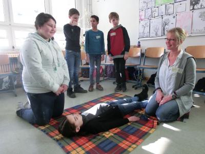 Die Notfallsanit&auml;terin erkl&auml;rt es den Kindern. 
