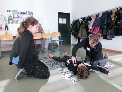 Der Verletzte wird vorsichtig auf die Seite gedreht ...  