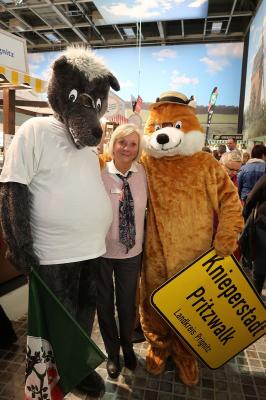 Willy Wolf mit dem Knieperfuchs und einer Dame von einem Tourismusstand. Foto: Lars Schladitz  (Bild vergr&ouml;&szlig;ern)