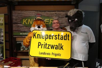 Keine Gr&uuml;ne Woche ohne gr&uuml;nen Kohl: Mit dem Pritzwalker Jean Duwe werben Fuchs und Wolf f&uuml;r das Nationalgericht der Prignitz, den Knieperkohl. Foto: Lars Schladitz  (Bild vergr&ouml;&szlig;ern)