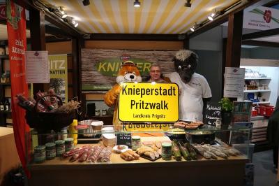 Keine Gr&uuml;ne Woche ohne gr&uuml;nen Kohl: Mit dem Pritzwalker Jean Duwe werben Fuchs und Wolf f&uuml;r das Nationalgericht der Prignitz, den Knieperkohl. Foto: Lars Schladitz  (Bild vergr&ouml;&szlig;ern)