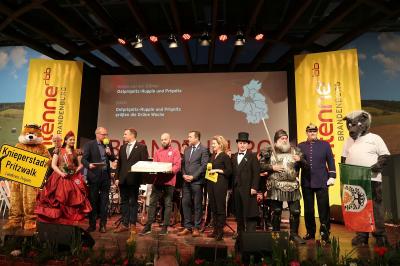 Gemeinsam mit vielen anderen Vertretern de Region warben die Pritzwalker am Prignitztag f&uuml;r ihre Heimat. Foto: Lars Schladitz   (Bild vergr&ouml;&szlig;ern)