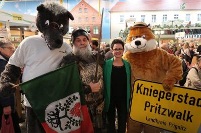 Drei Maskottchen und eine B&uuml;rgermeisterin: Willy Wolf, der Perleberger Ritter Roland und der Knieperfuchs flankieren Annett Jura aus Perleberg. Foto: Lars Schladitz  (Bild vergr&ouml;&szlig;ern)
