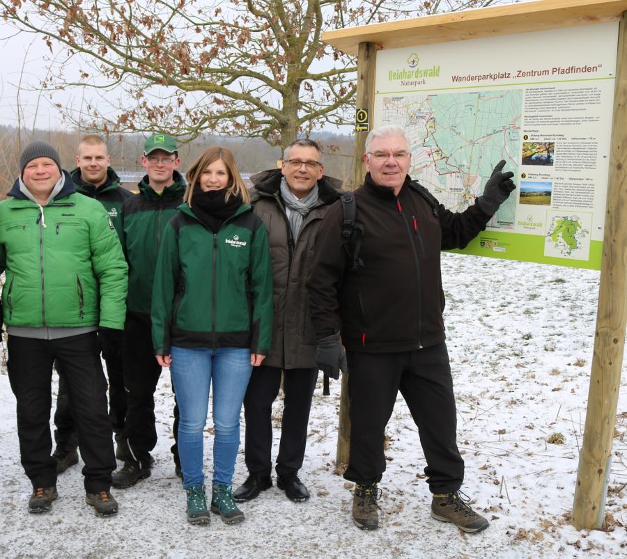 Bild: Naturparkführer Walter Kouril (re.) übernahm die erste Führung auf dem neuen Rundwanderweg bei Immenhausen. Dahinter (v. re.) der Vizelandrat und Vorsitzende des Naturpark-Vereins Andreas Siebert sowie die kommissarische Geschäftsführerin Sarah Basler, Patrick Berndt und Philipp Friedrich vom Naturpark und Bürgermeister Jörg Schützeberg.