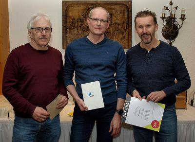 Ehrung f&uuml;r G. Barke (Goldene Nadel NLV), T. Werner (Silberne Nadel NLV), R. Behrens (Silberne Nadel DLV)  (Bild vergr&ouml;&szlig;ern)