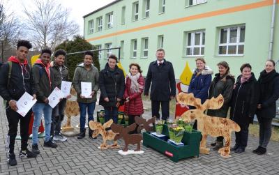 Handwerksprojekt des OSZ Lausitz an Kita in Schwarzheide  (Bild vergr&ouml;&szlig;ern)