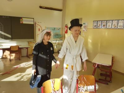 Standesbeamtin mit heiratswilligen   (Bild vergr&ouml;&szlig;ern)