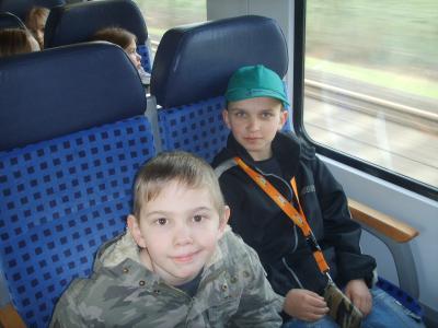 Bild: Im Zug: Steven und Tobias