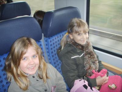 Bild: Im Regionalexpress Julia und Emmelie