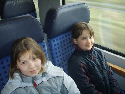 Bild: Zugfahrt: Gina und Jasmin