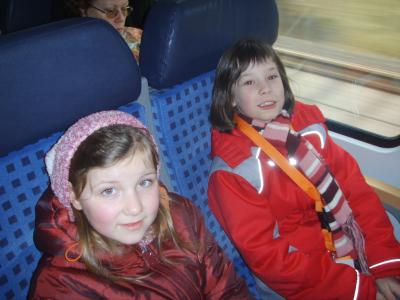 Bild: Im Zug: Jessy und Lena