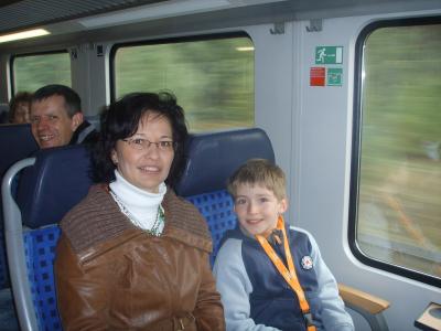 Bild: Unsere Klassenlehrerin Frau Prehn mit Jan-Andre, dahinter unser Elternsprecher Herr Düwert