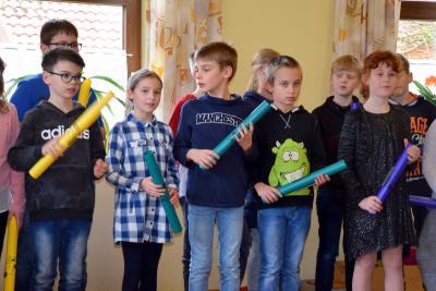 Foto des Albums: Grundschulkinder singen für Senioren (27.03.2019)