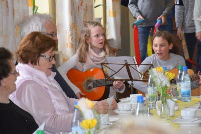 Fotoalbum Grundschulkinder singen für Senioren