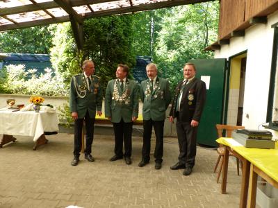 Vorschaubild: Die Schützenmeister der letzten Jahre mit dem Ehrengast des Bezirkes Büdingen