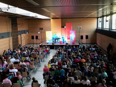 Viele Besucher in der Lindenberghalle  (Bild vergr&ouml;&szlig;ern)